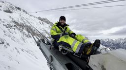 In 100 Metern Höhe kontrolliert Hias Ostler das Tragseil der Gletscherbahn auf der Zugspitze. | Bild:BR/Sigrid Meissner
