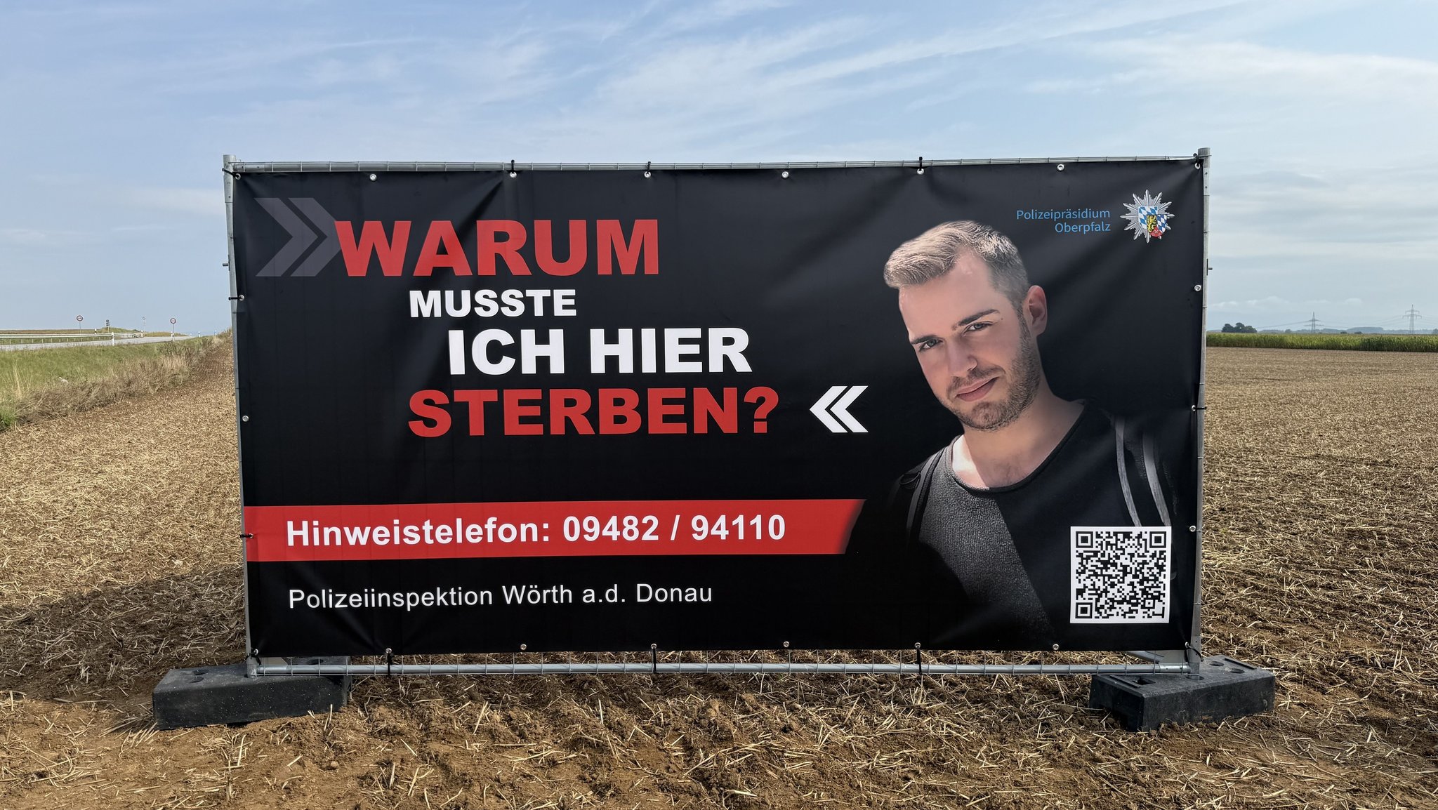 Banner der Polizei an der Unfallstelle im Landkreis Regensburg