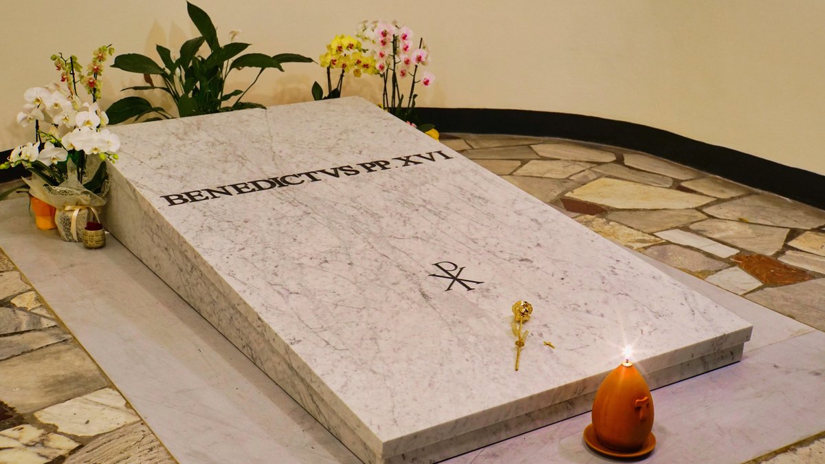 Grabplatte mit der Aufschrift Benediktus XVI
