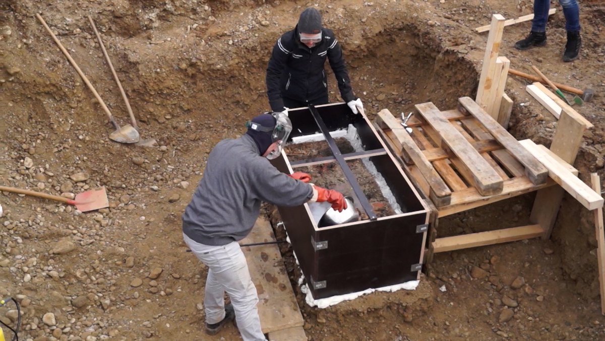 Wissenschaftler haben im Allgäu ein rund 1.300 Jahre altes Grab eines Buben geborgen: Es wurde eingefroren und aus dem Boden gehoben.