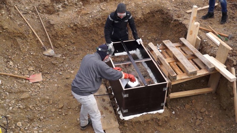Wissenschaftler haben im Allgäu ein rund 1.300 Jahre altes Grab eines Buben geborgen: Es wurde eingefroren und aus dem Boden gehoben.