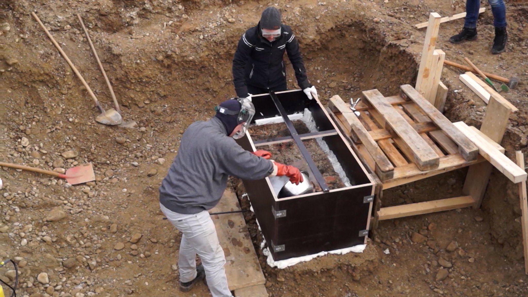 Wissenschaftler haben im Allgäu ein rund 1.300 Jahre altes Grab eines Buben geborgen: Es wurde eingefroren und aus dem Boden gehoben.