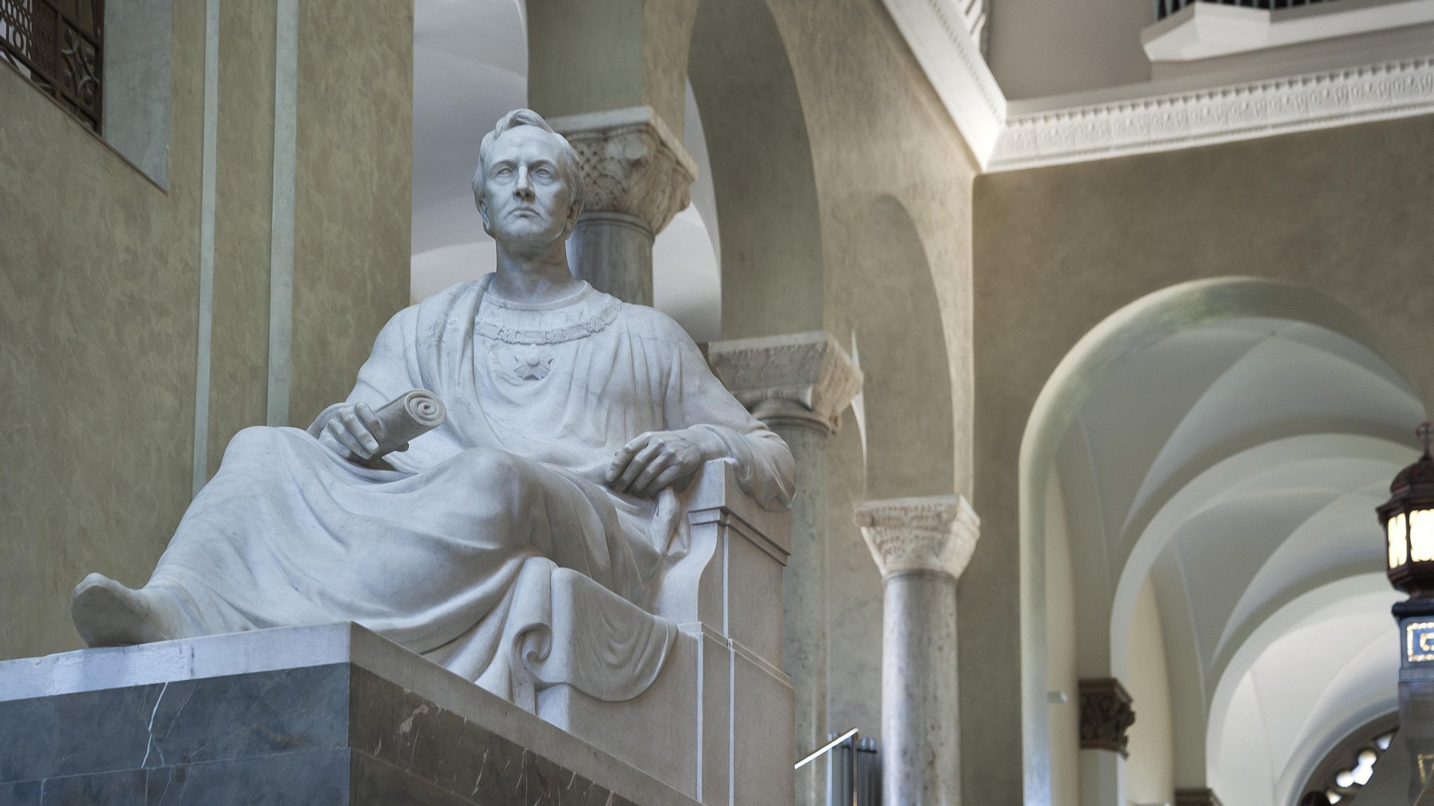  Marmor-Figur von König Ludwig I. im Lichthof der Ludwig-Maximilians-Universität in München