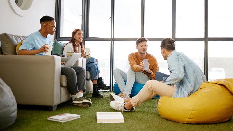 Lernen der Zukunft - so könnte es aussehen: Jugendliche auf Sitzkissen und Sofa mit Laptops und Smartphone beim Wissensaustausch. | Bild: colourbox.com Lernen der Zukunft - so könnte es aussehen: Jugendliche auf Sitzkissen und Sofa mit Laptops und Smartphone beim Wissensaustausch.