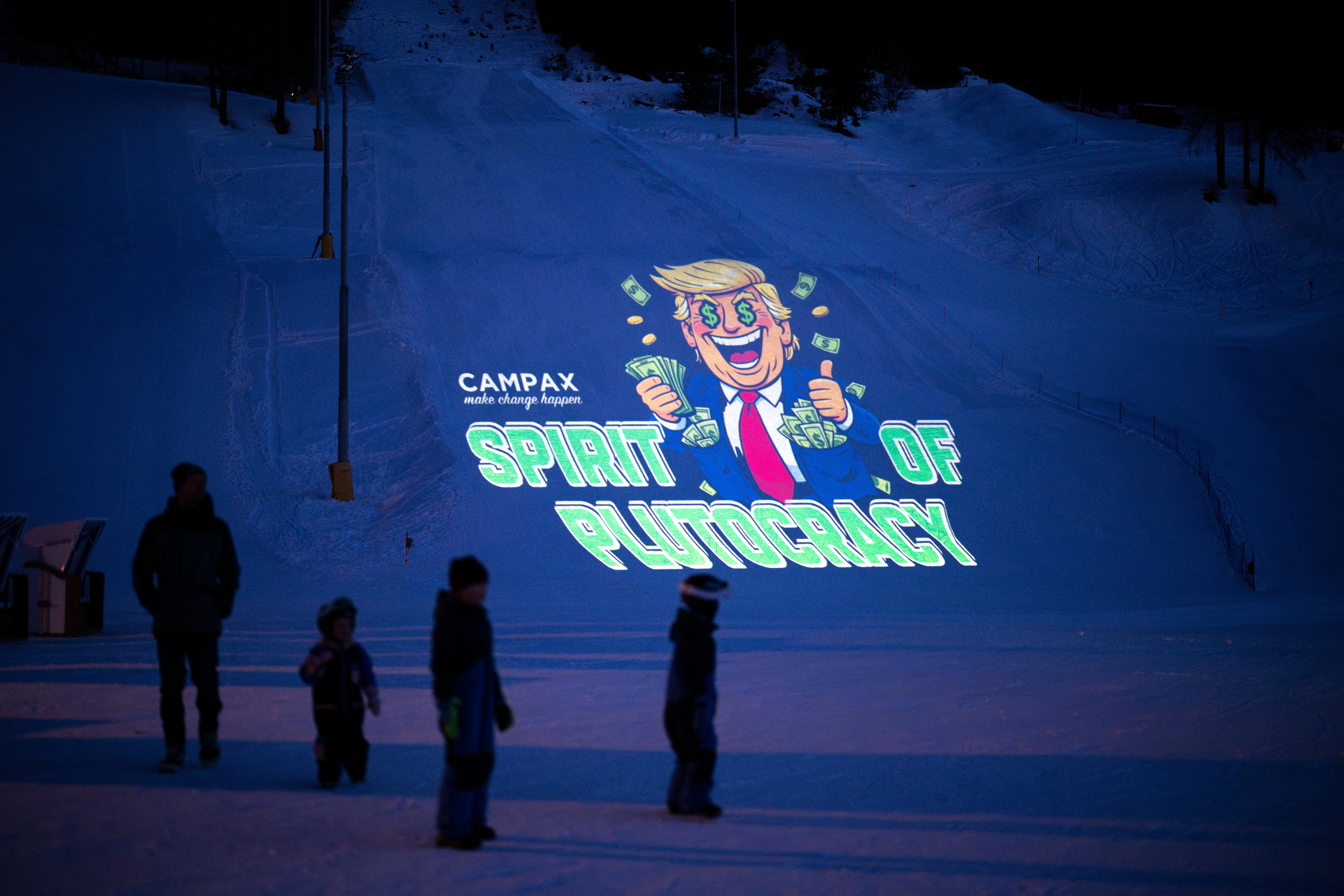 Eine Projektion auf einer Skipiste bei Davos.