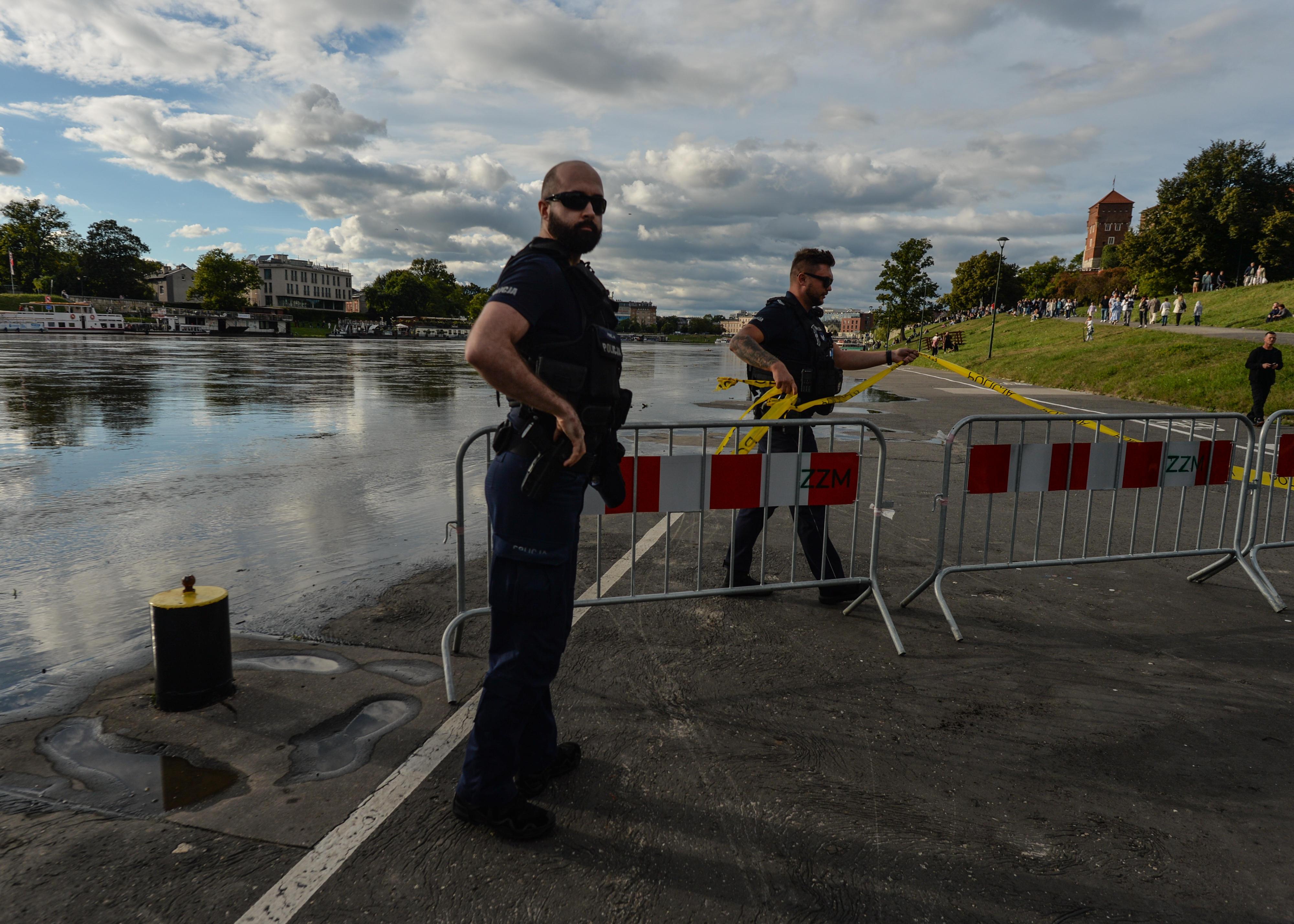 Polizisten haben den Uferweg der Weichsel in Krakau abgesperrt.