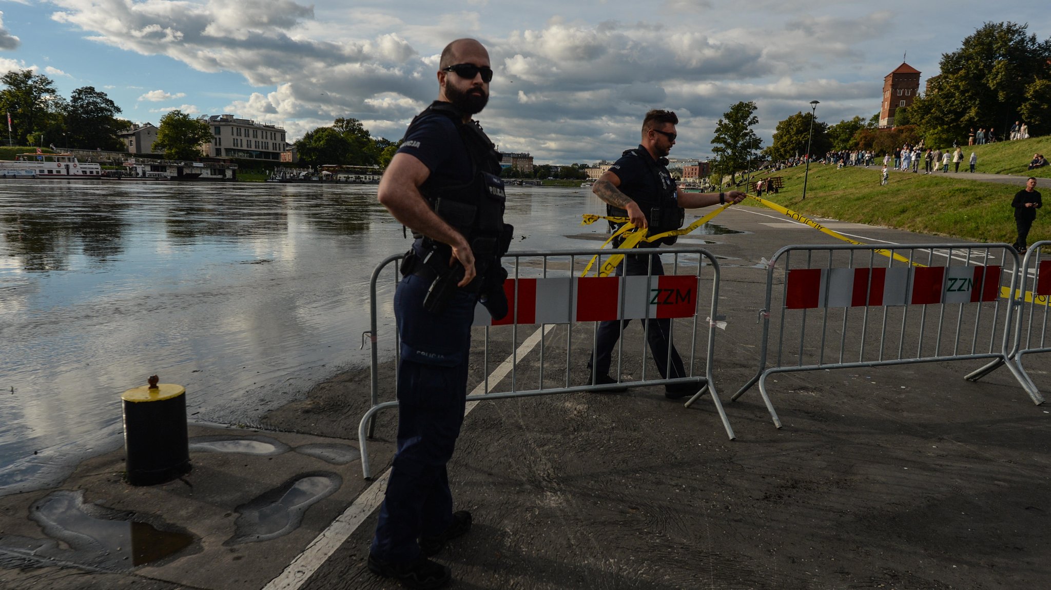 Polizisten haben den Uferweg der Weichsel in Krakau abgesperrt.