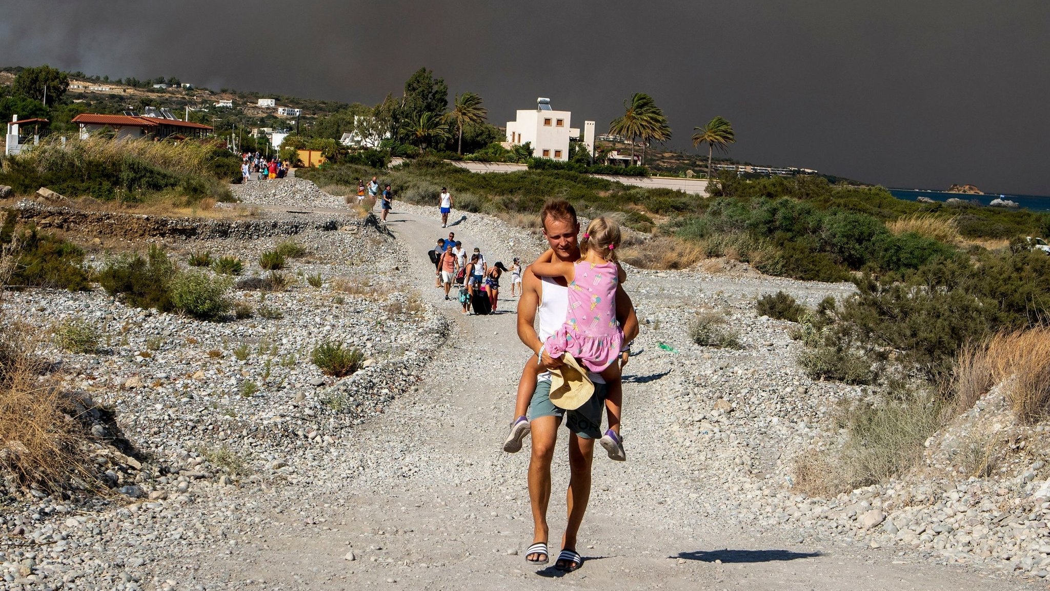 Menschen fliehen vor den Flammen: Waldbrände auf der griechischen Insel Rhodos