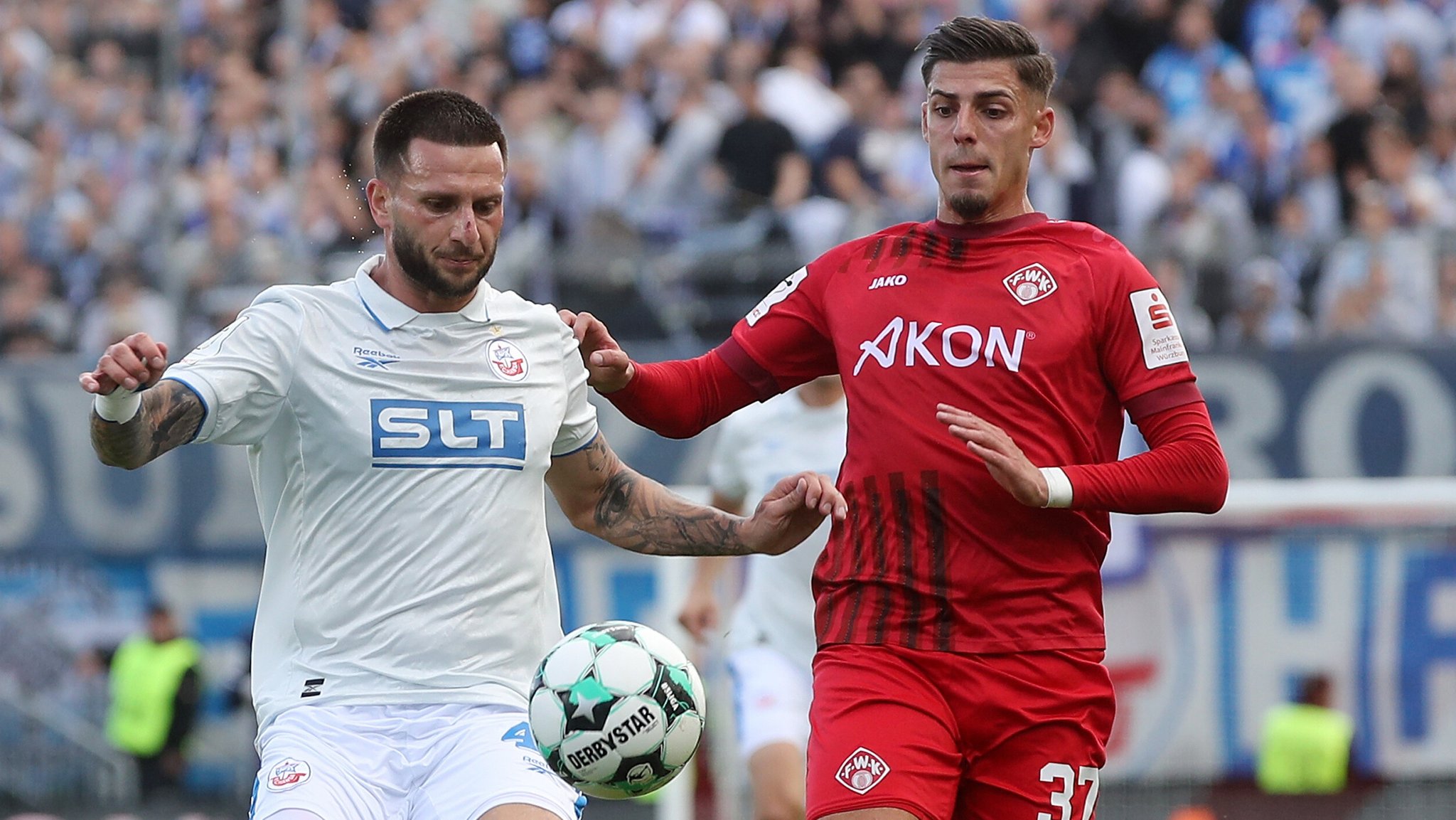 Ivan Franjic (r.) verliert mit den Würzburger Kickers | Bild: picture-alliance/dpa Ivan Franjic (r.) verliert mit den Würzburger Kickers