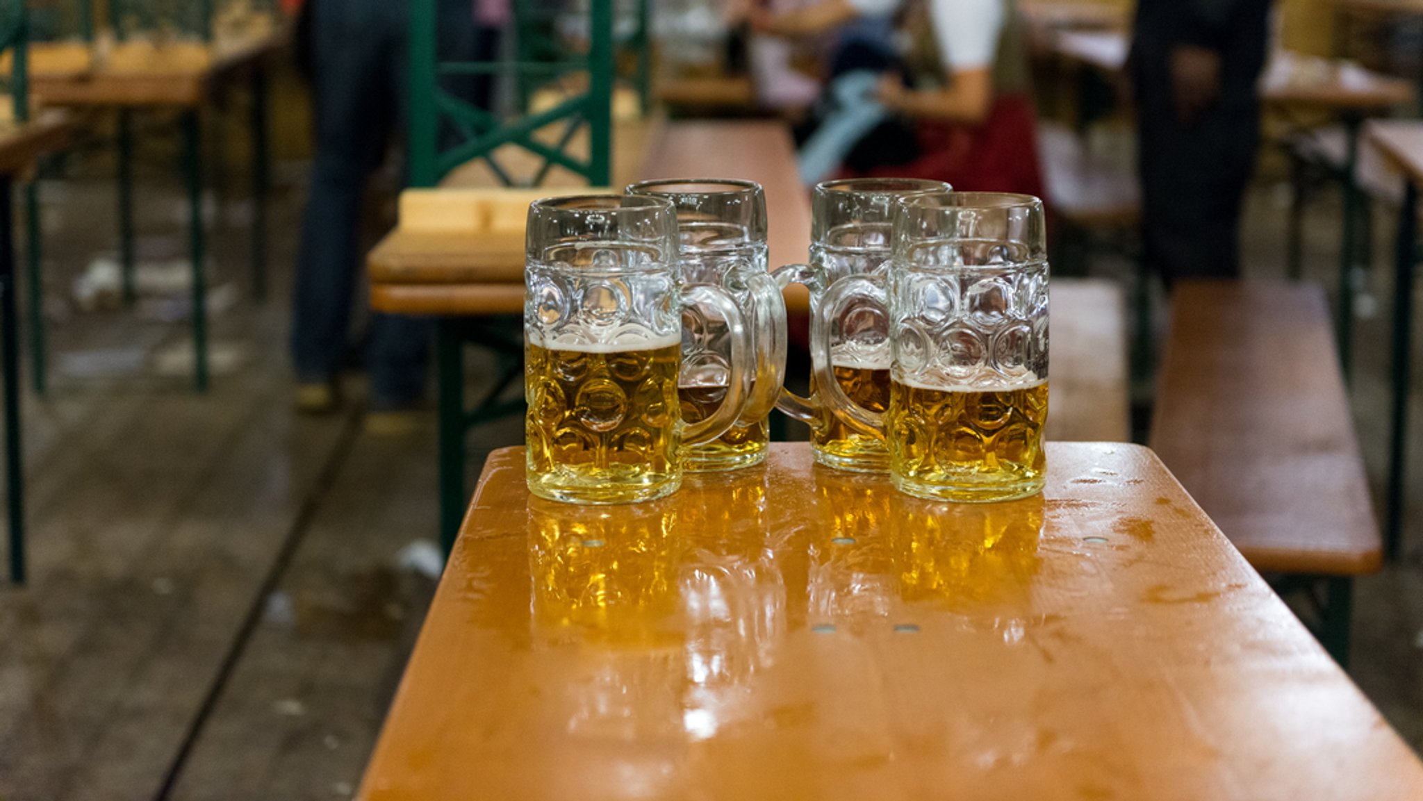 Ein Streit um Sitzplätze im Hacker-Festzelt soll wohl der Grund für eine Schlägerei auf der Wiesn im vergangenen Herbst gewesen sein. 