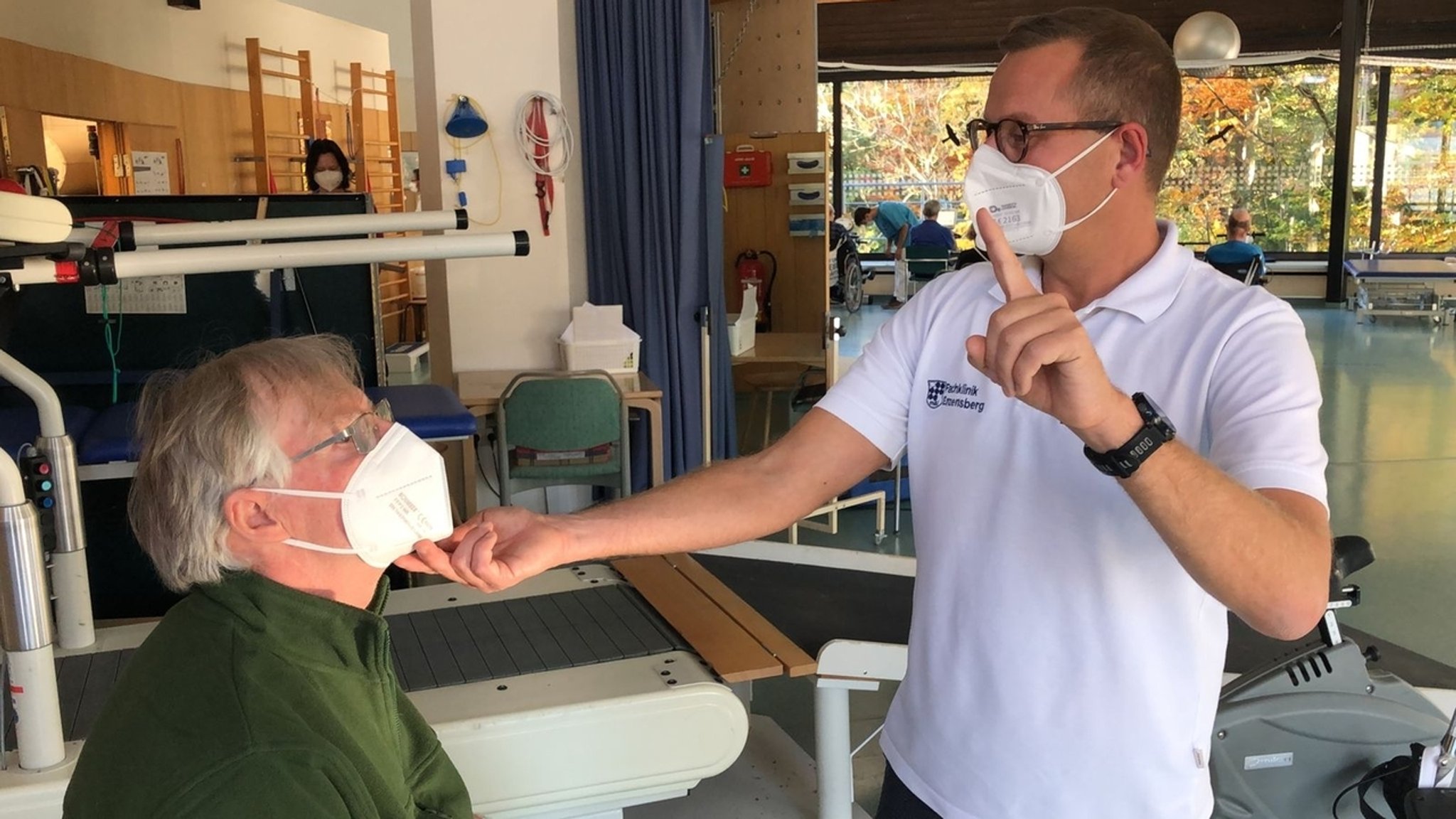 Chefarzt Hans-Jürgen Gdynia untersucht Schlaganfallpatient Wolfgang Sandt in der Fachklinik Enzensberg bei Füssen