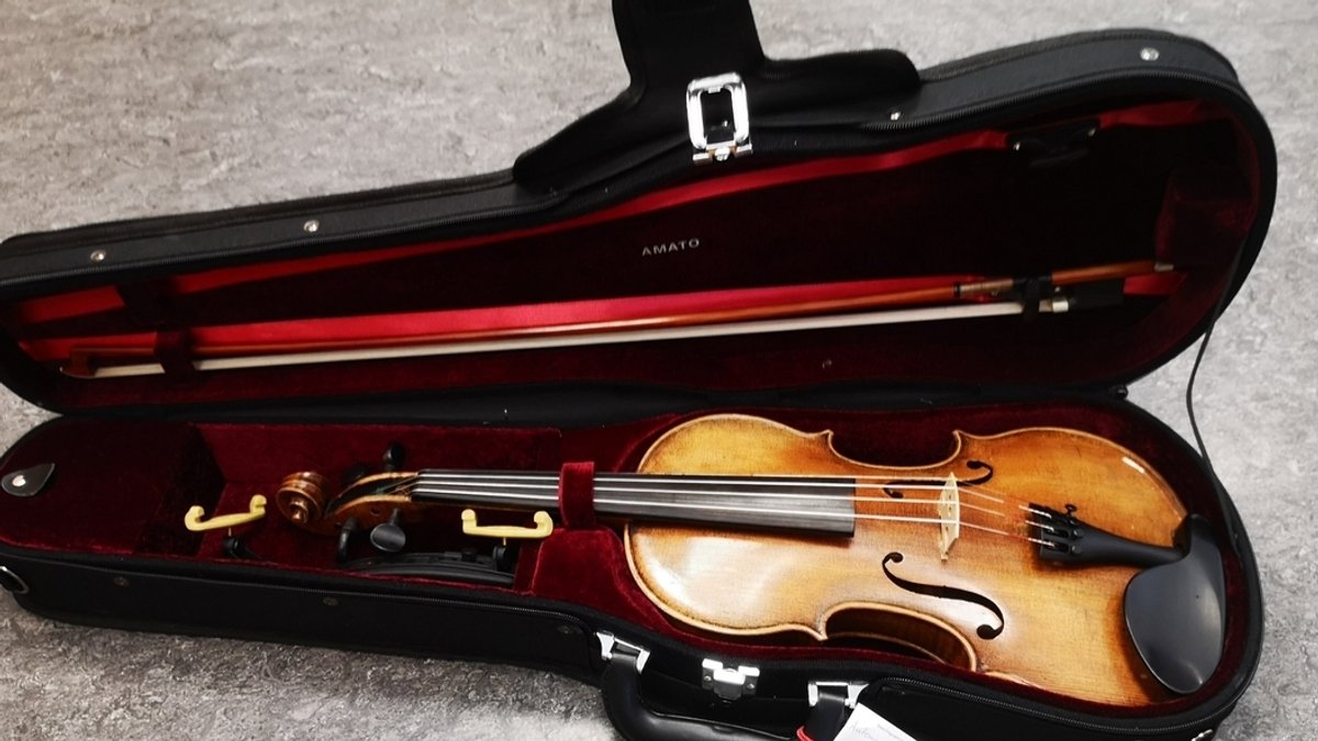 Dieser Nachbau einer Stradivari-Geige inklusive Geigenkasten wurde in der Bahn vergessen.