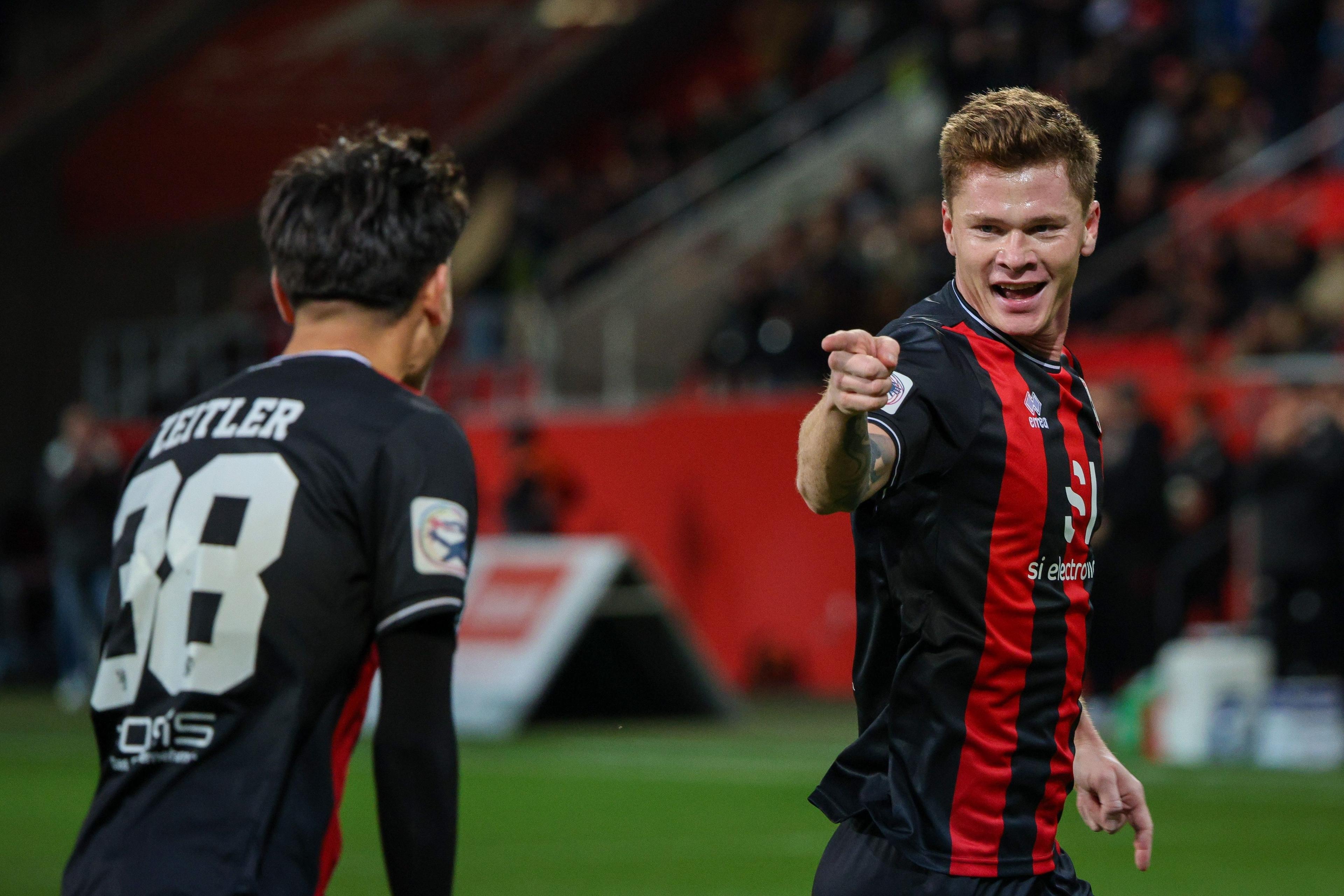 Dreifach-Torschütze Sebastian Grönning (rechts)