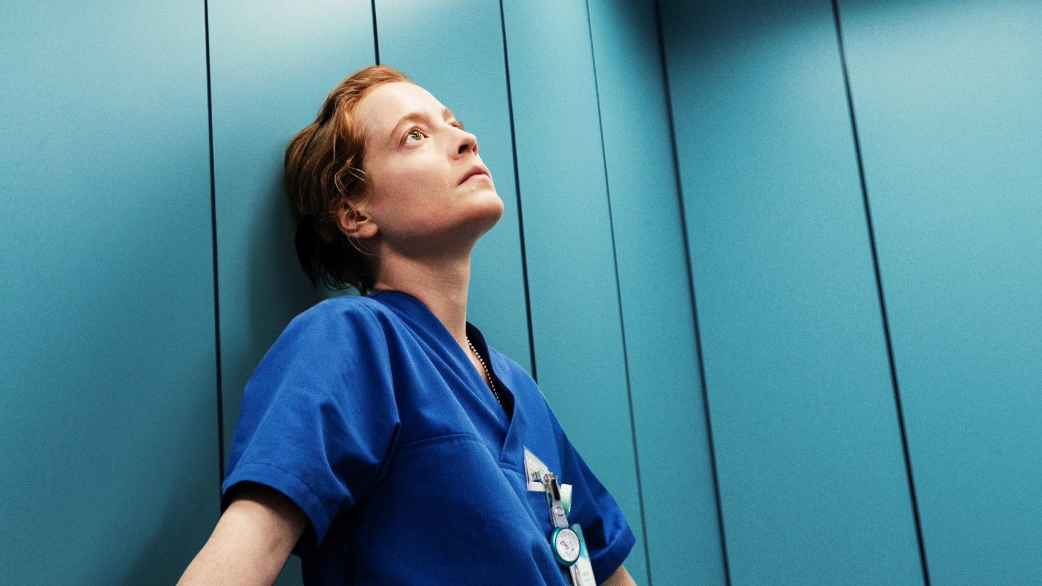 Leonie Benesch als überforderter Krankenschwester in "Heldin" (Filmszene). | Bild: Tobis Film Leonie Benesch als überforderter Krankenschwester in "Heldin" (Filmszene).