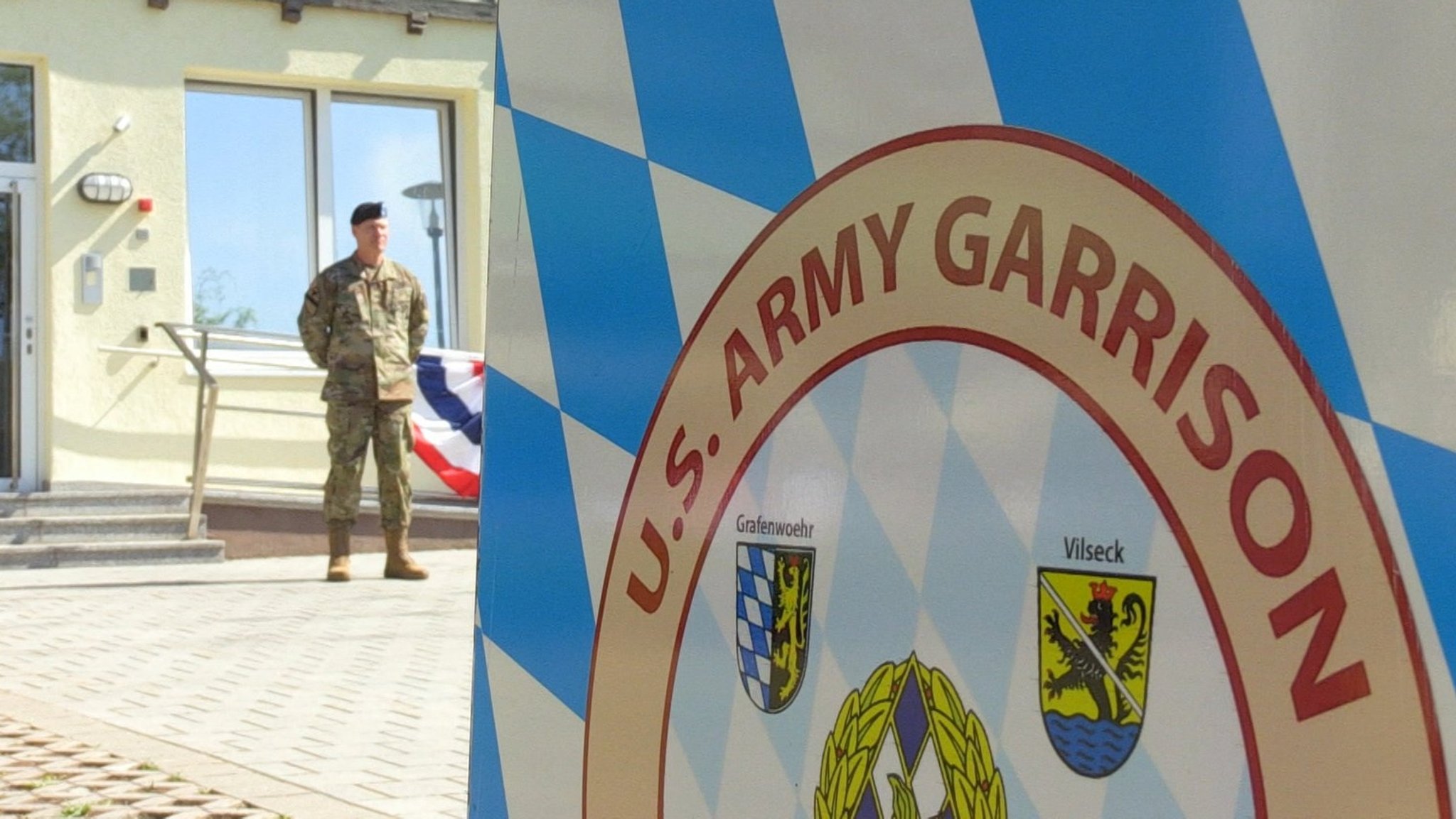 Schild der US-Garnison Bavaria in Grafenwöhr (Symbolbild) | Bild: BR Schild der US-Garnison Bavaria in Grafenwöhr (Symbolbild)