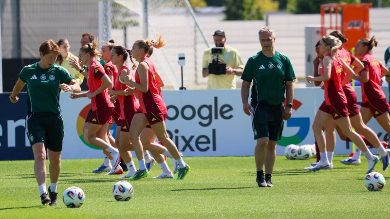 DFB-Frauen im Trainingslager | Bild: picture-alliance/dpa DFB-Frauen im Trainingslager