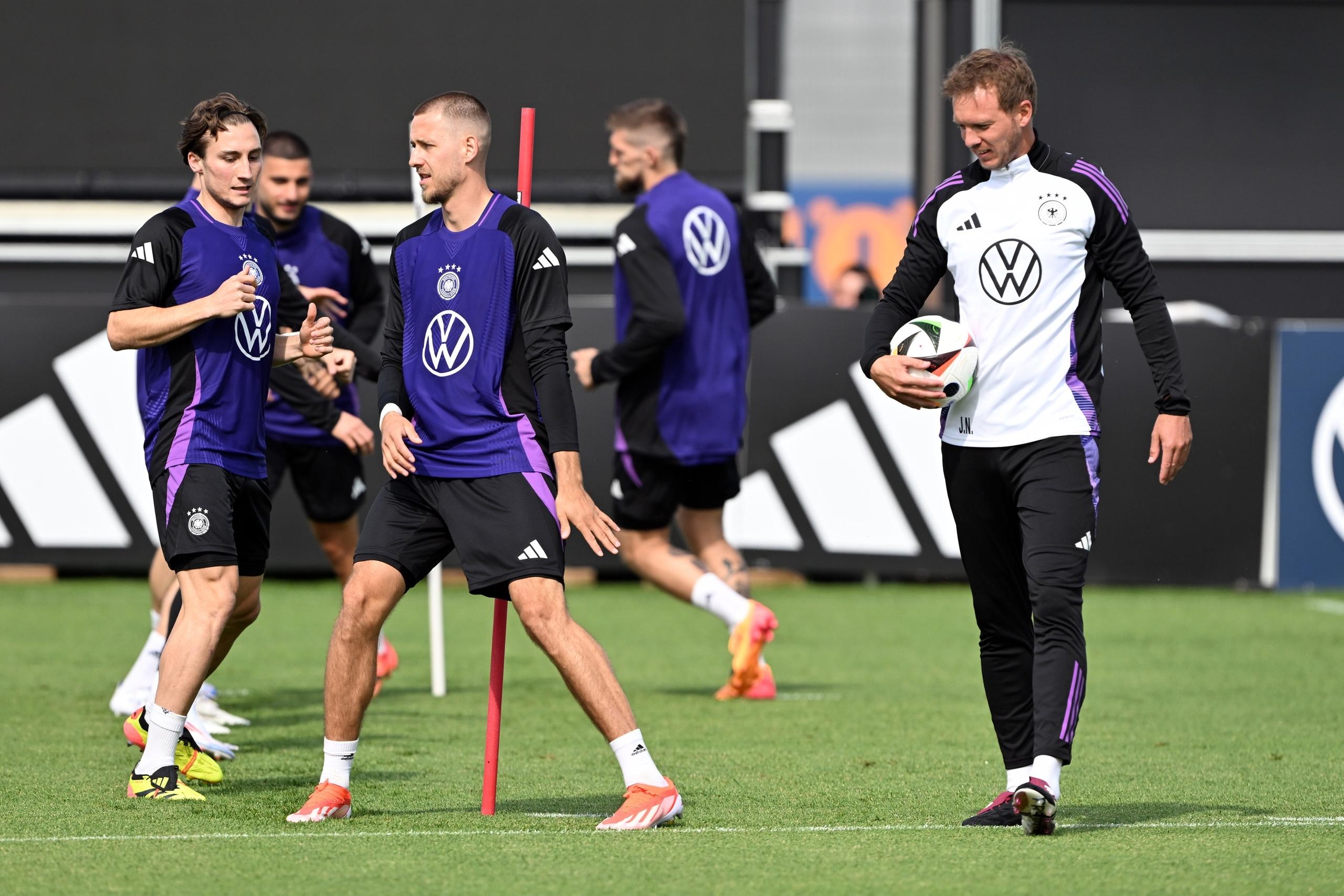 02.06.2024, Bayern, Herzogenaurach: Fußball: Nationalmannschaft, EM-Vorbereitung, Trainingslager, vor dem EM-Testspiel Deutschland - Ukraine, Abschlusstraining Deutschlands Bundestrainer Julian Nagelsmann (r) beobachtet das Training.