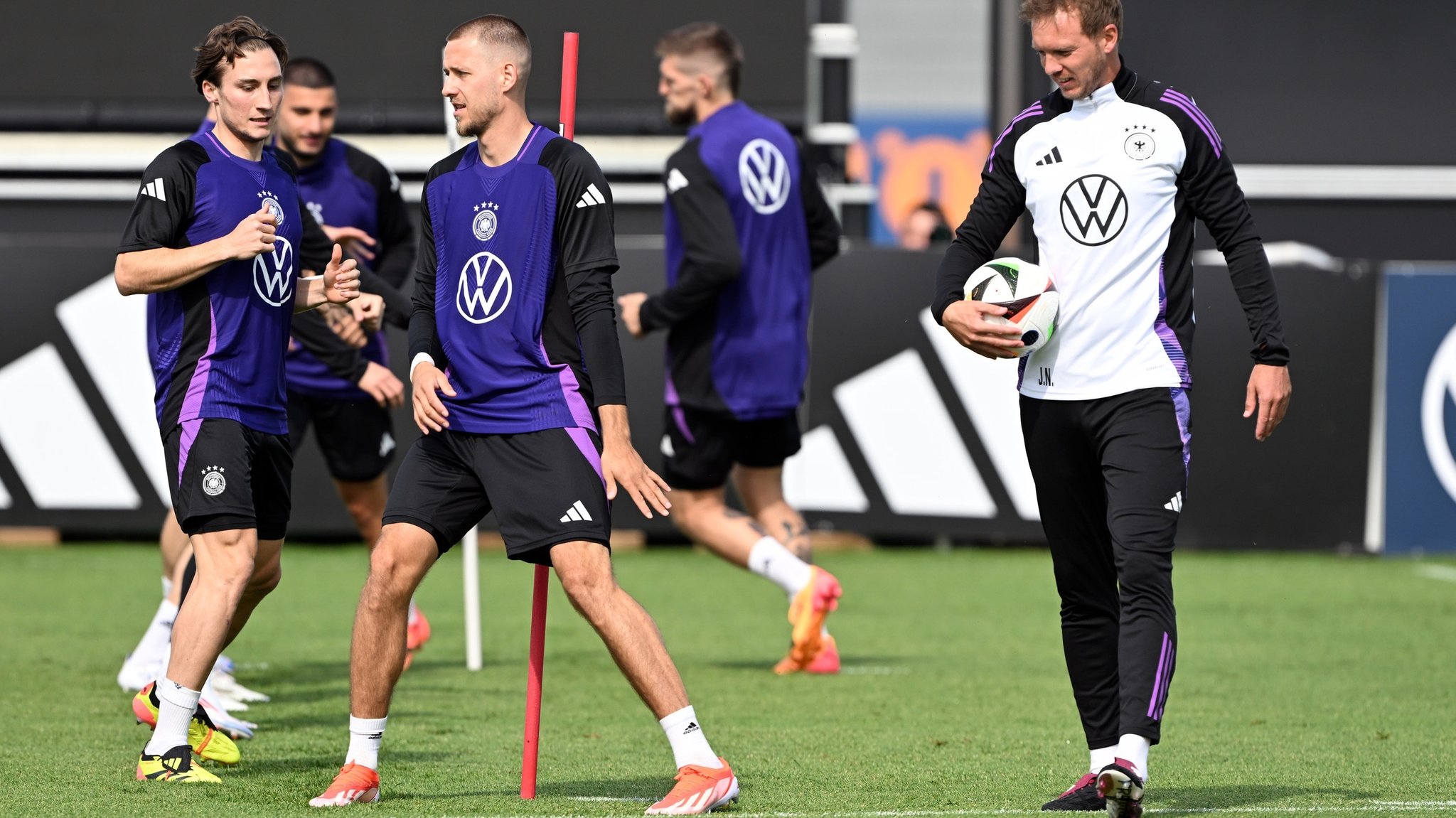 02.06.2024, Bayern, Herzogenaurach: Fußball: Nationalmannschaft, EM-Vorbereitung, Trainingslager, vor dem EM-Testspiel Deutschland - Ukraine, Abschlusstraining Deutschlands Bundestrainer Julian Nagelsmann (r) beobachtet das Training.