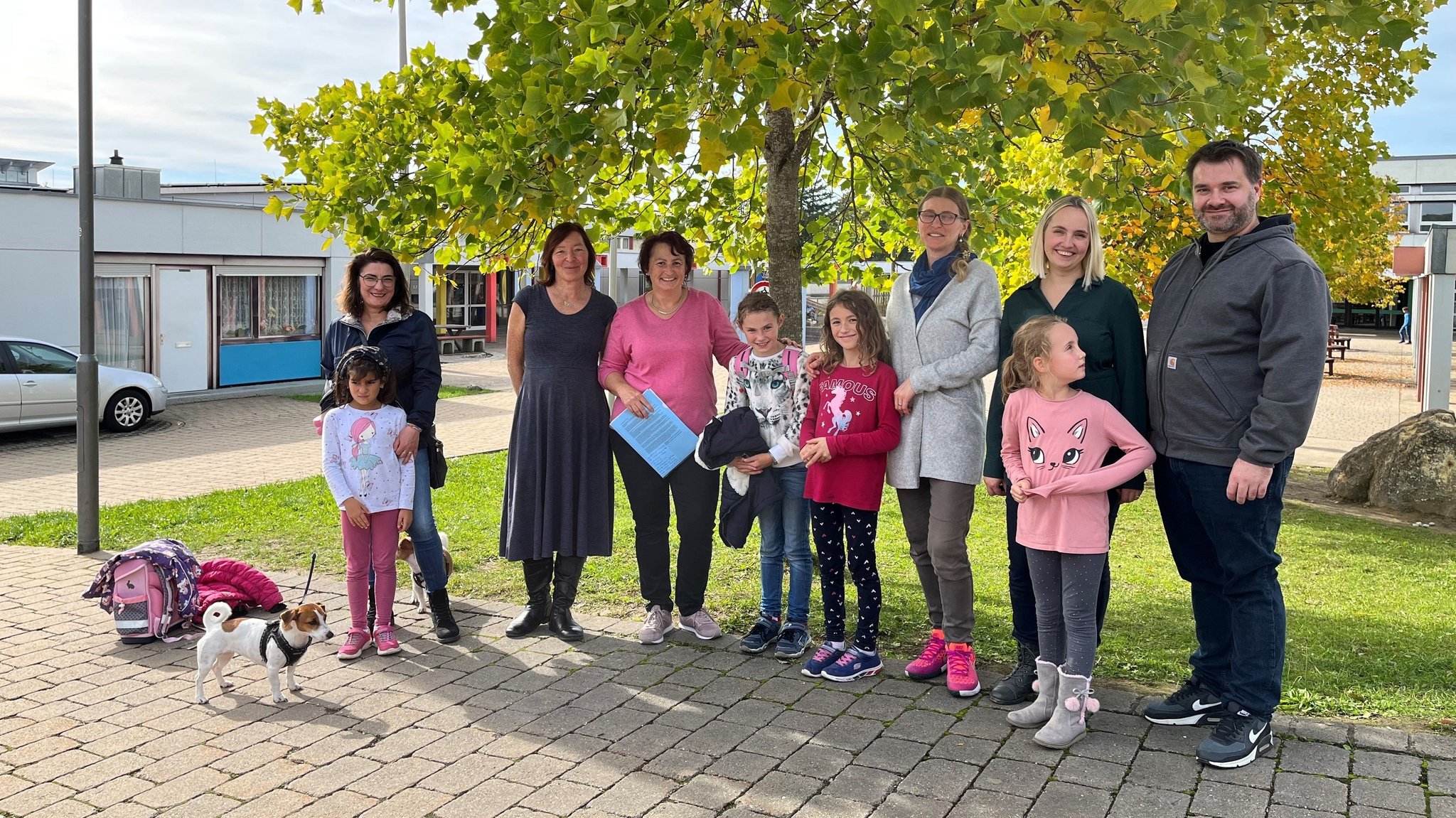 Eltern vor der Kaisheimer Grundschule. Sie holen ihre Kinder von der Mittagsbetreuung ab.