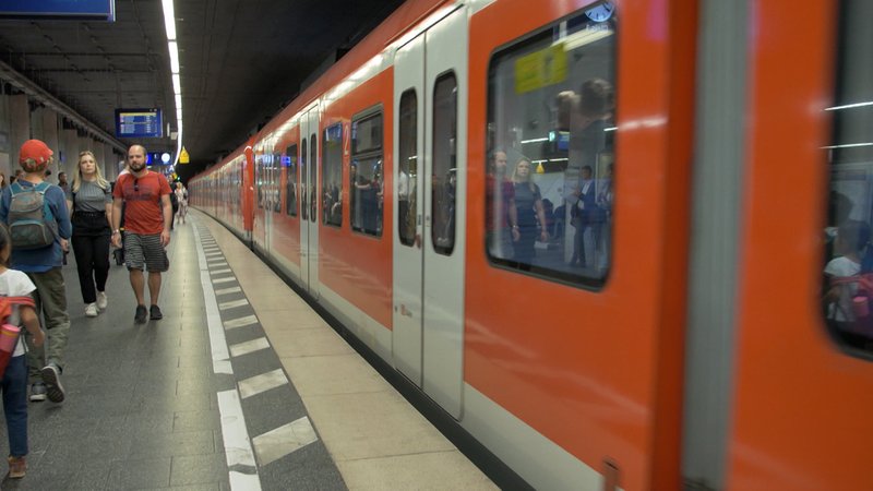 Fahrgäste vor einer Münchner S-Bahn.