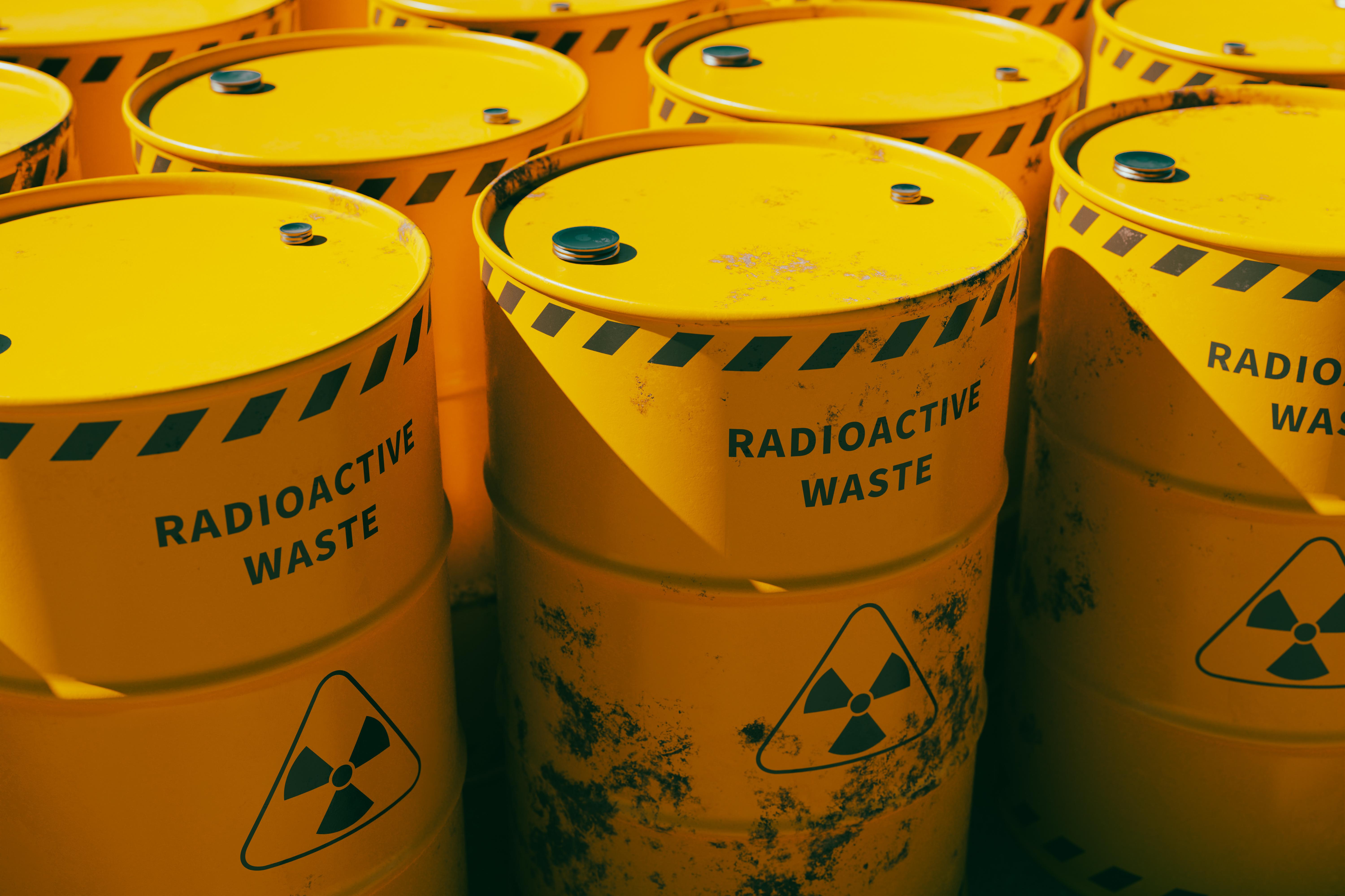 Gelbe Tonnen mit radioaktivem Atommüll und der Aufschrift "Radioactive Waste".
