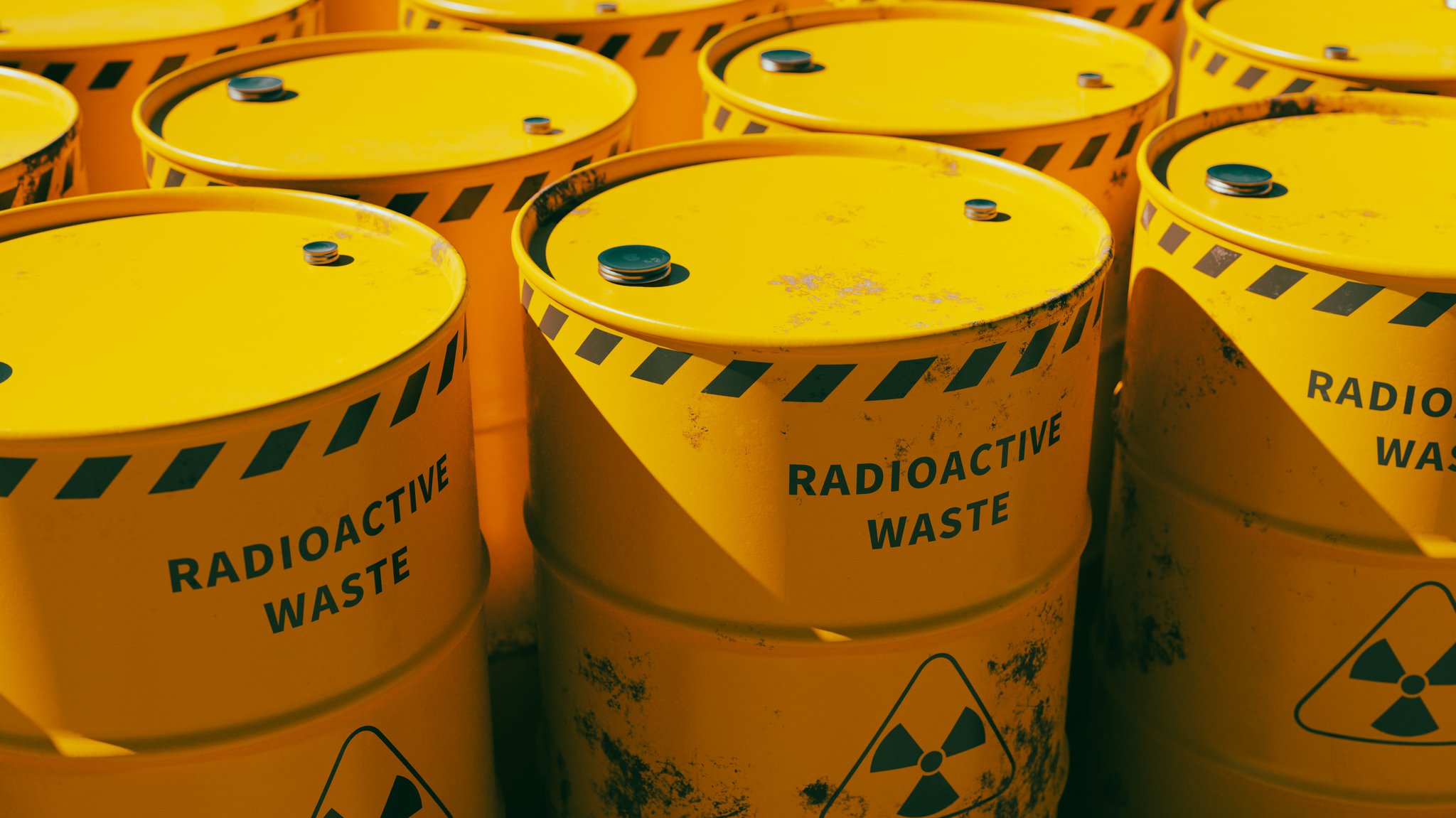 Gelbe Tonnen mit radioaktivem Atommüll und der Aufschrift "Radioactive Waste".