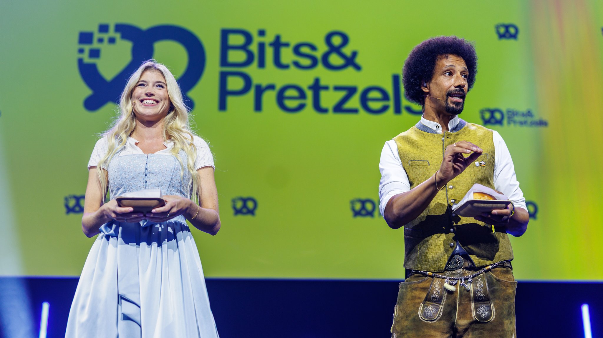 Redner in Tracht bei der Tech- und Gründer-Konferenz "Bits- & Pretzels" | Bild: picture alliance/dpa | Matthias Balk Redner in Tracht bei der Tech- und Gründer-Konferenz "Bits- & Pretzels"