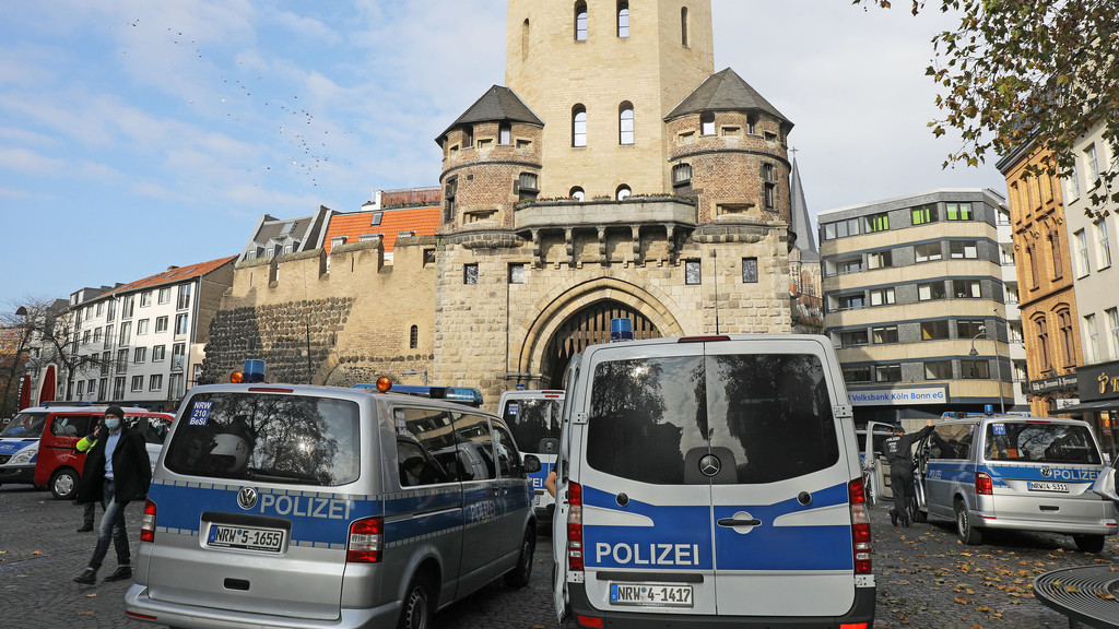 Köln: Polizeifahrzeuge stehen vor dem Severinstor.