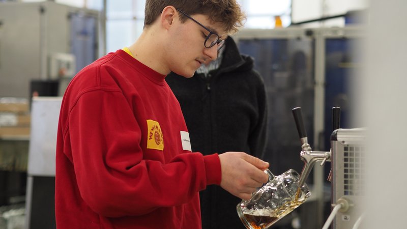 Johannes Hartmann zapft ein Bier bei seiner Prüfung zum Nachwuchsbrauer Deutschlands. | Bild: BR/Rebecca Bück Johannes Hartmann zapft ein Bier bei seiner Prüfung zum Nachwuchsbrauer Deutschlands.