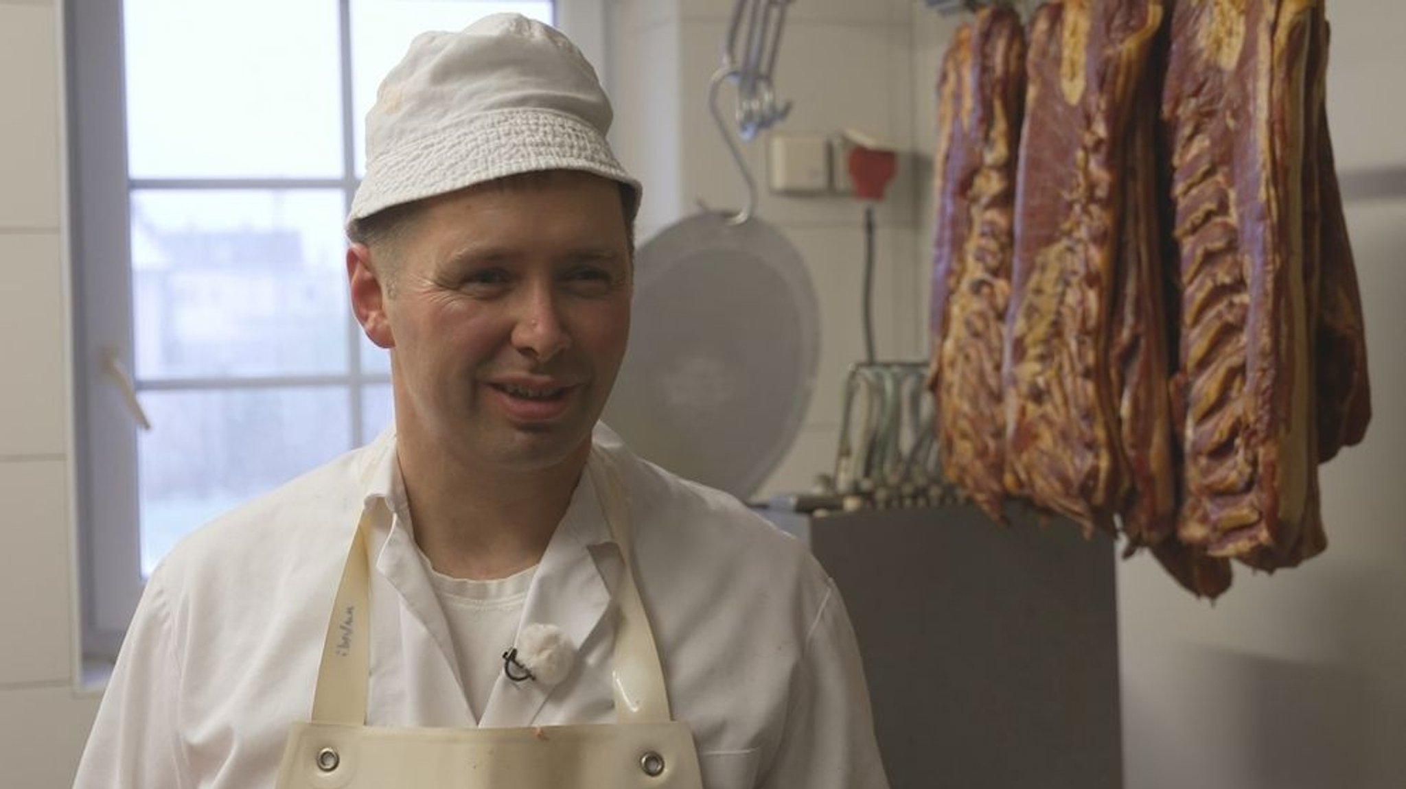 Landwirt und Metzger Stephan Körner produziert tonnenweise Bratwürste für die örtlichen Christkindlmärkte.