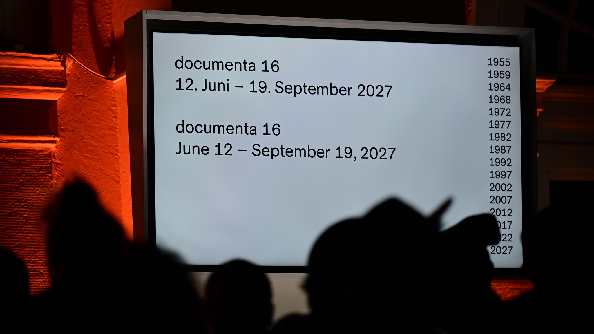 Auf einem Monitor steht der Termin für die Documenta 16.