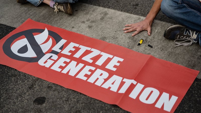 Banner der "Letzten Generation" auf dem Boden