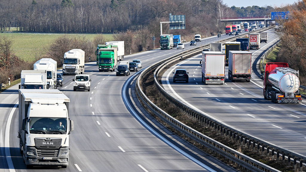 Wissing will das Fernstraßennetz erweitern und nicht nur auf mehr Schienenwege setzen. Der FDP-Politiker verwies dabei auf eine neue Prognose für den Güter- und Personenverkehr auf den Fernstraßen in Deutschland. Heute wurde sie veröffentlicht.