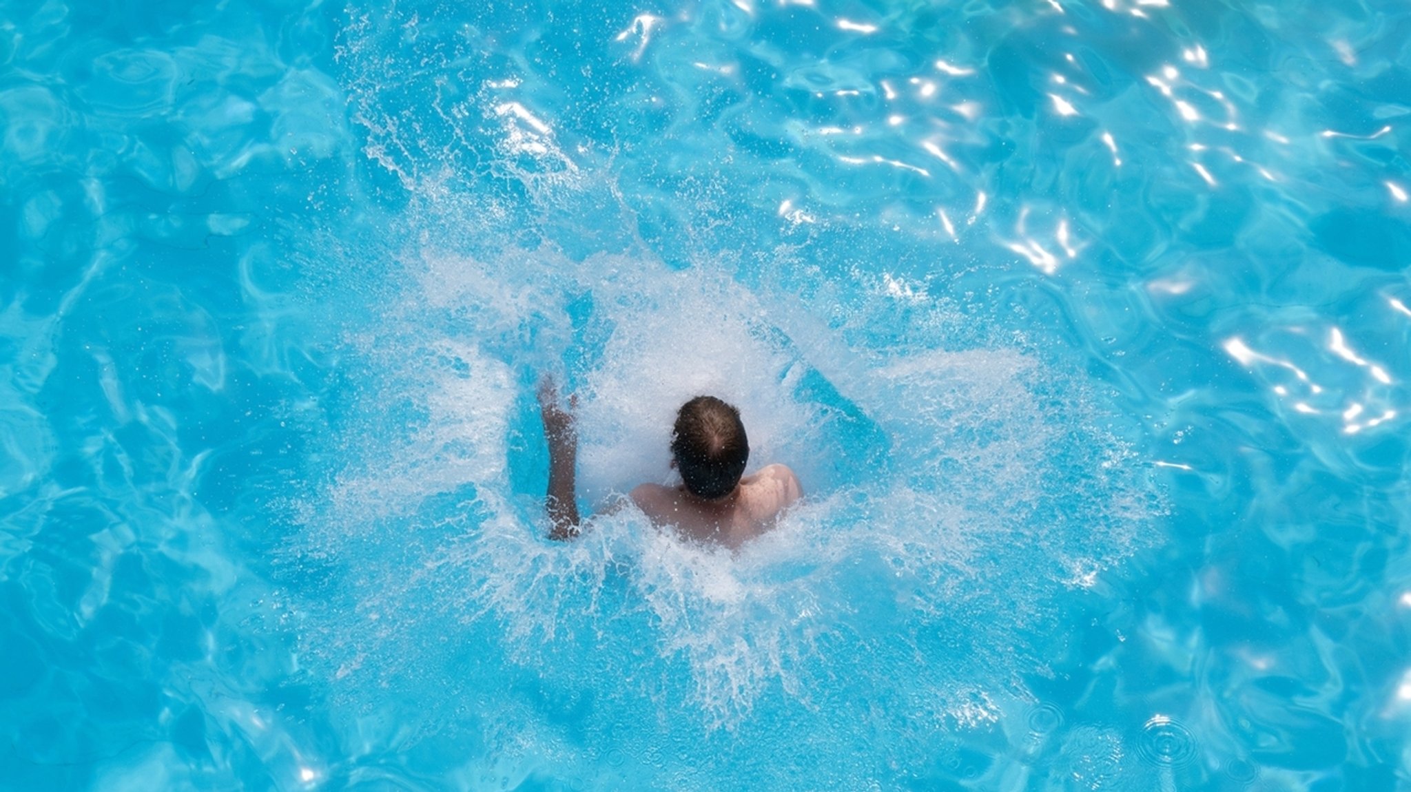 Beckenrand statt Büro: Stadtmitarbeiter helfen im Freibad aus