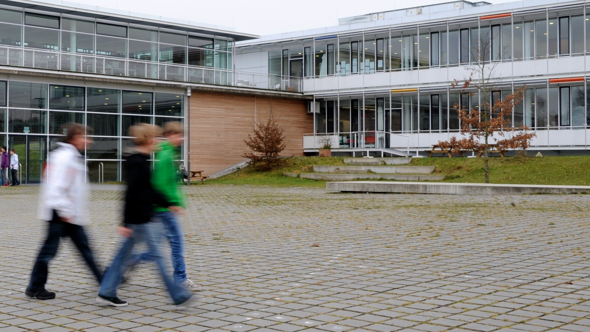 Schüler auf einem Pausenhof (Symbolbild)