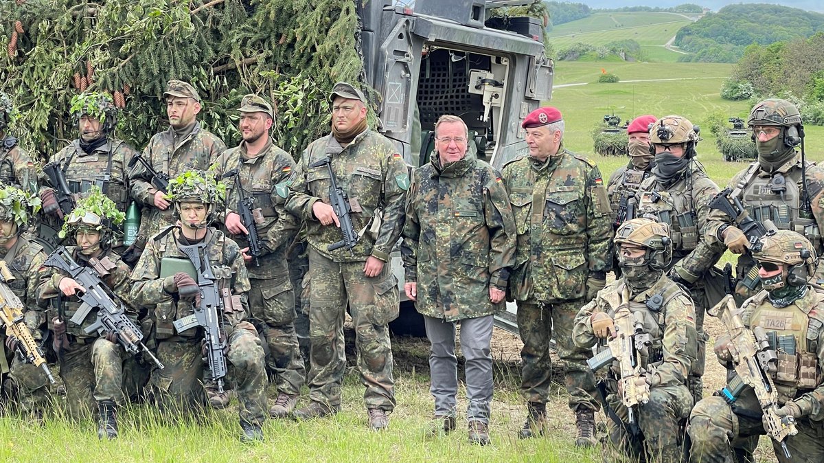 Bundesverteidigungsminister Boris Pistorius zu Besuch  in der Heeres-Infanterieschule in Hammelburg