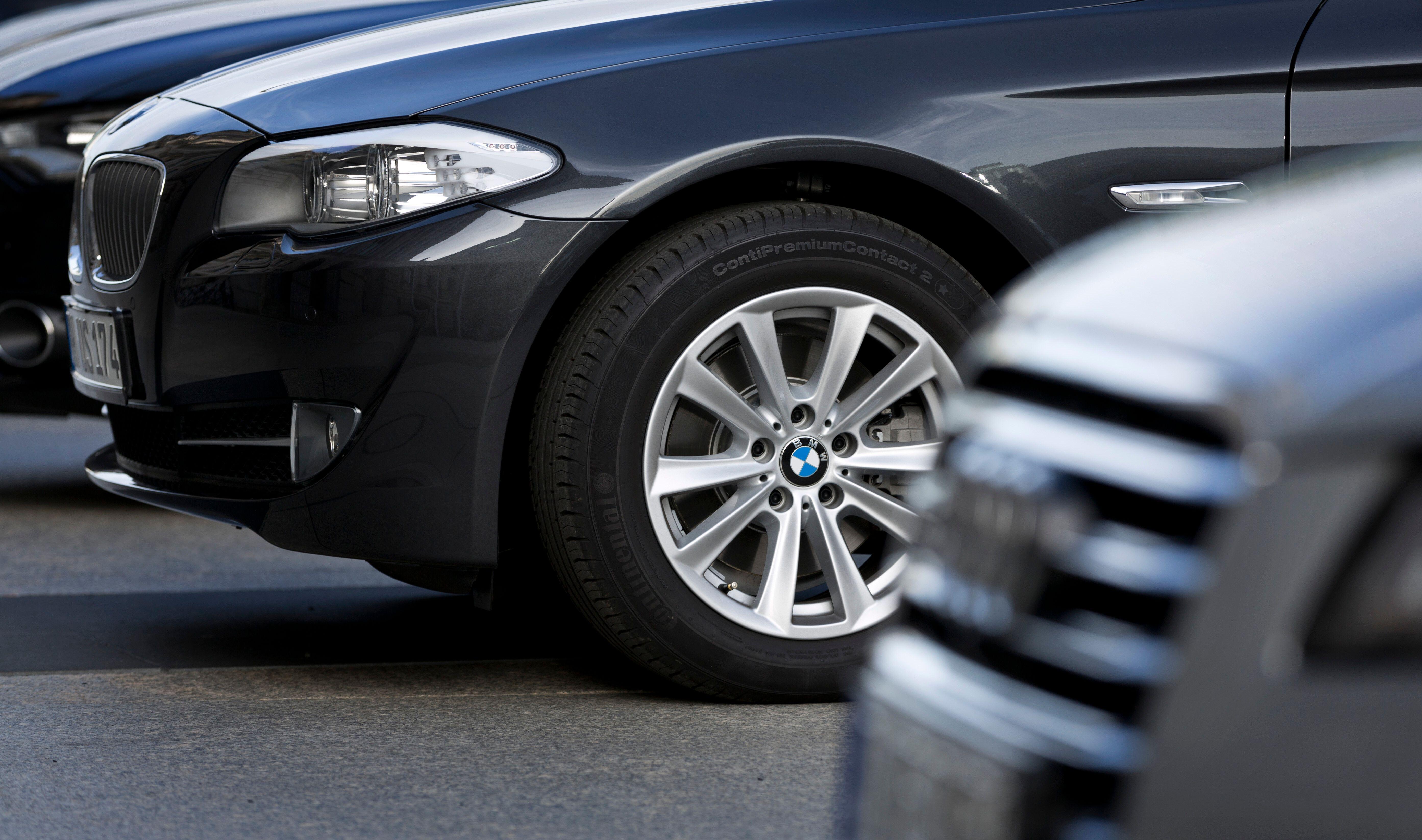 Autos parken in einer Reihe