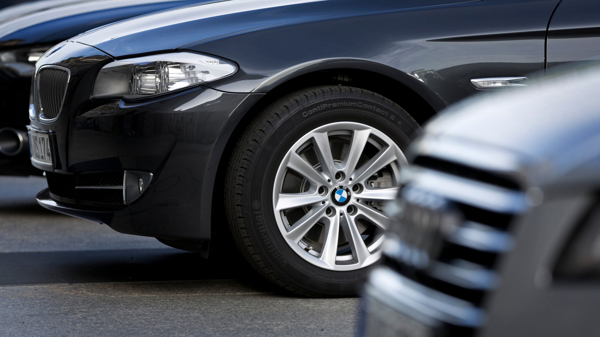 Autos parken in einer Reihe