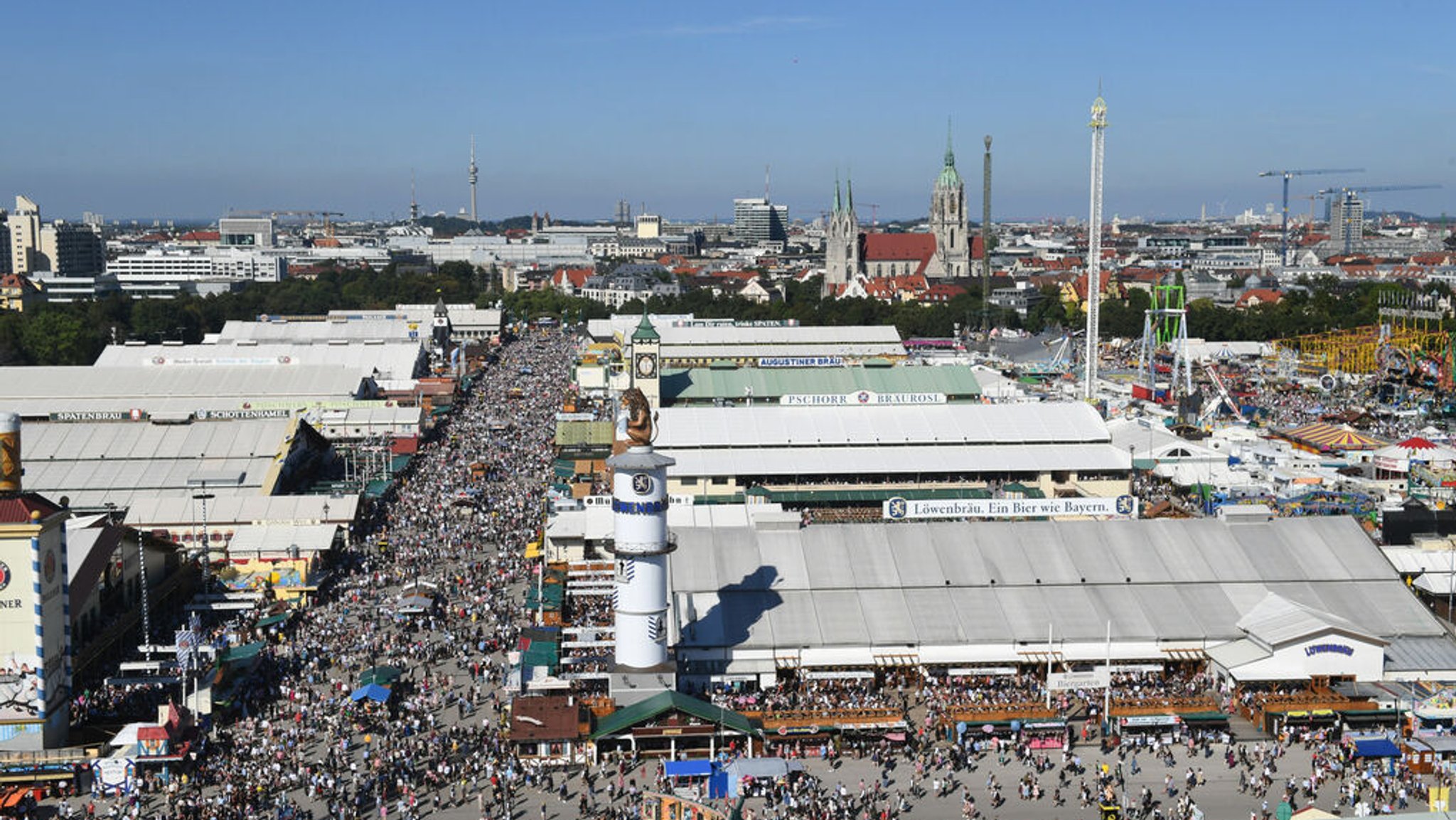 16.09.2023, Bayern, München: Blick aus dem Riesenrad: Unzählige Menschen gehen über das 188. Münchner Oktoberfest. Die 188. Wiesn findet dieses Jahr vom 16.09.- 03.10.2023 statt. Foto: Felix Hörhager/dpa +++ dpa-Bildfunk +++