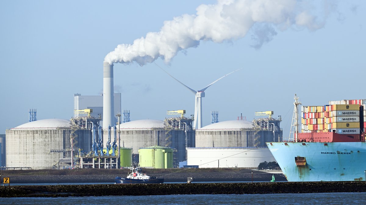 Schiffe fahren vor Lagertanks im LNG-Terminal in den Hafen von Rotterdam.