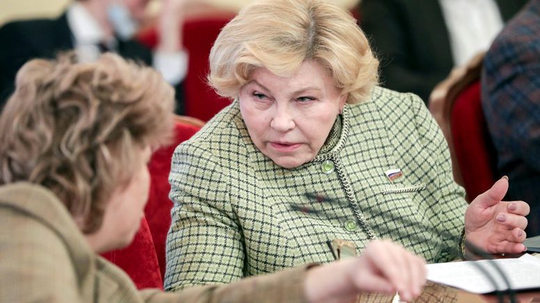 Die Politikerin unterhält sich mit einer Kollegin  | Bild:Duma/Picture Alliance