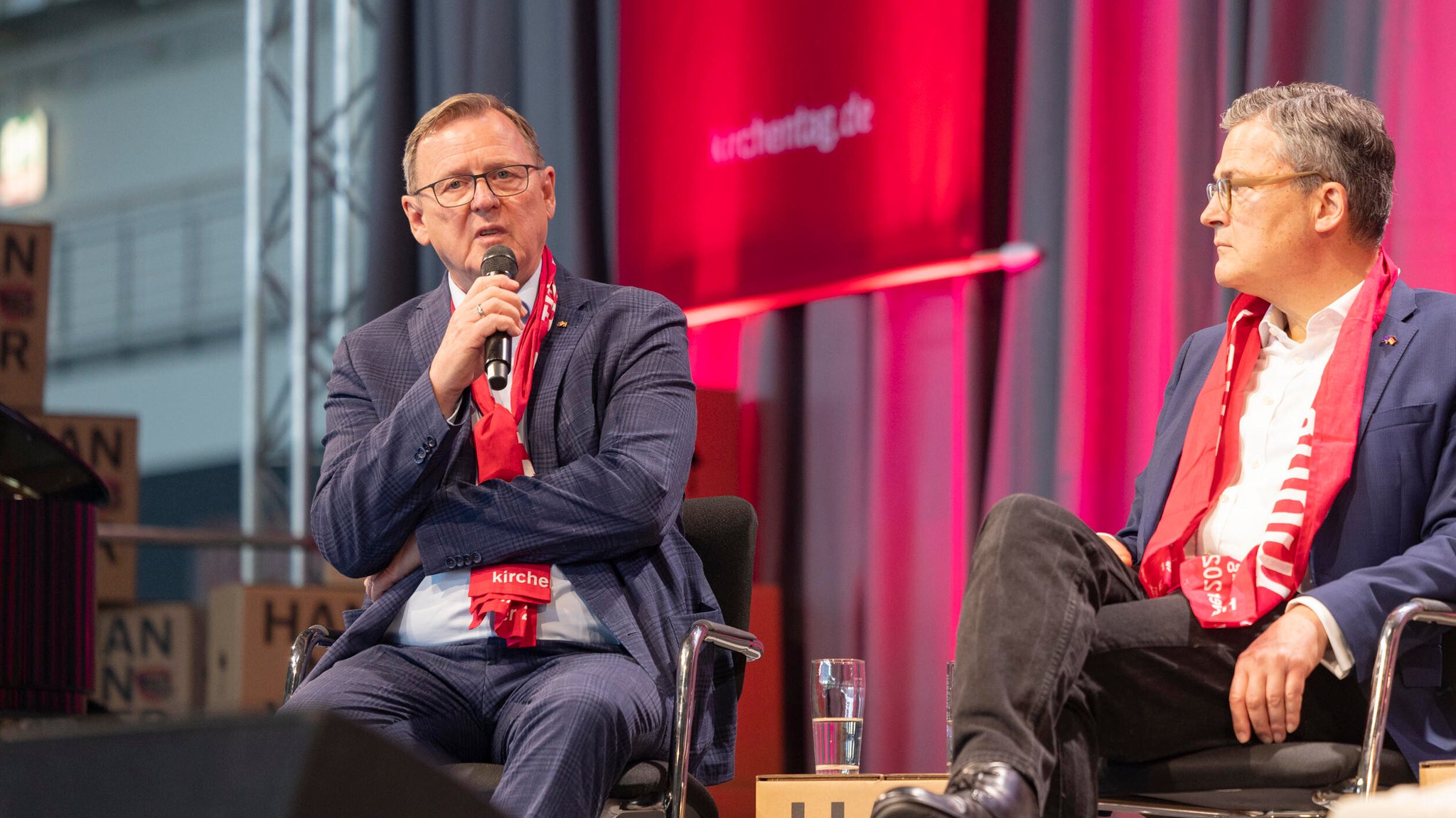 Linken-Politiker Bodo Ramelow und CDU-Politiker Roderich Kiesewetter auf dem Podium des Kirchentags in Hannover.