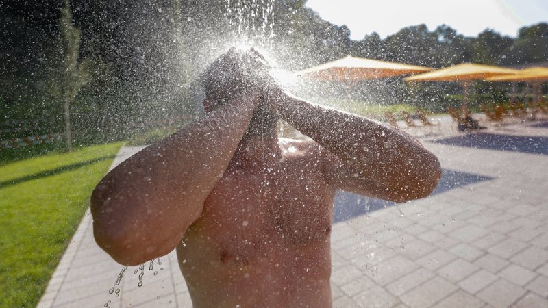 In der Mittagspause mal schnell ins Freibad - darf man das? | Bild: pa/dpa/Thomas Warnack In der Mittagspause mal schnell ins Freibad - darf man das?