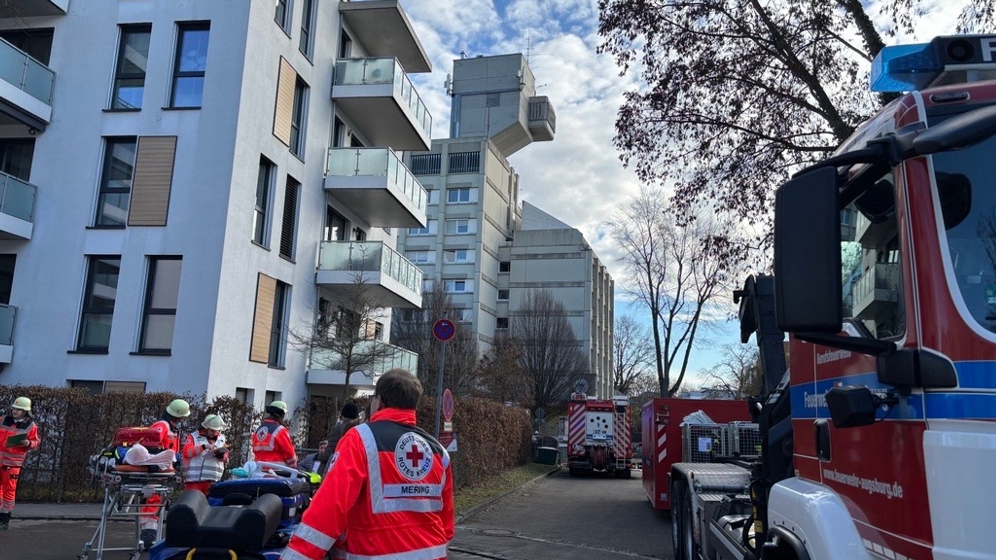Bei dem Feuer in Augsburg wurden etwa 30 Menschen verletzt. Sie wurden von den Einsatzkräften versorgt. | Bild: Barbara Leinfelder / BR.de Bei dem Feuer in Augsburg wurden etwa 30 Menschen verletzt. Sie wurden von den Einsatzkräften versorgt.
