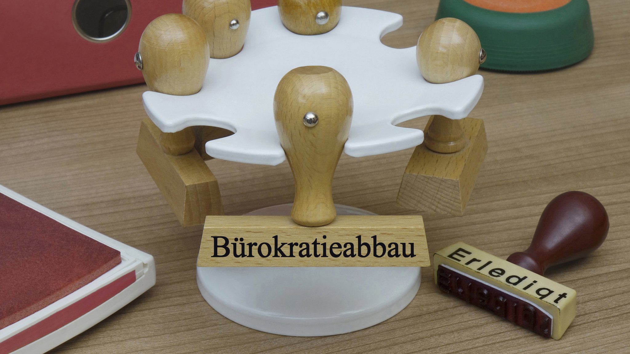 (Symbolbild) Mehrere Behördenstempel auf einem Schreibtisch, auf einem steht: "Bürokratieabbau", auf einem anderen "Erledigt". | Bild: picture alliance / ZB | Sascha Steinach (Symbolbild) Mehrere Behördenstempel auf einem Schreibtisch, auf einem steht: "Bürokratieabbau", auf einem anderen "Erledigt".