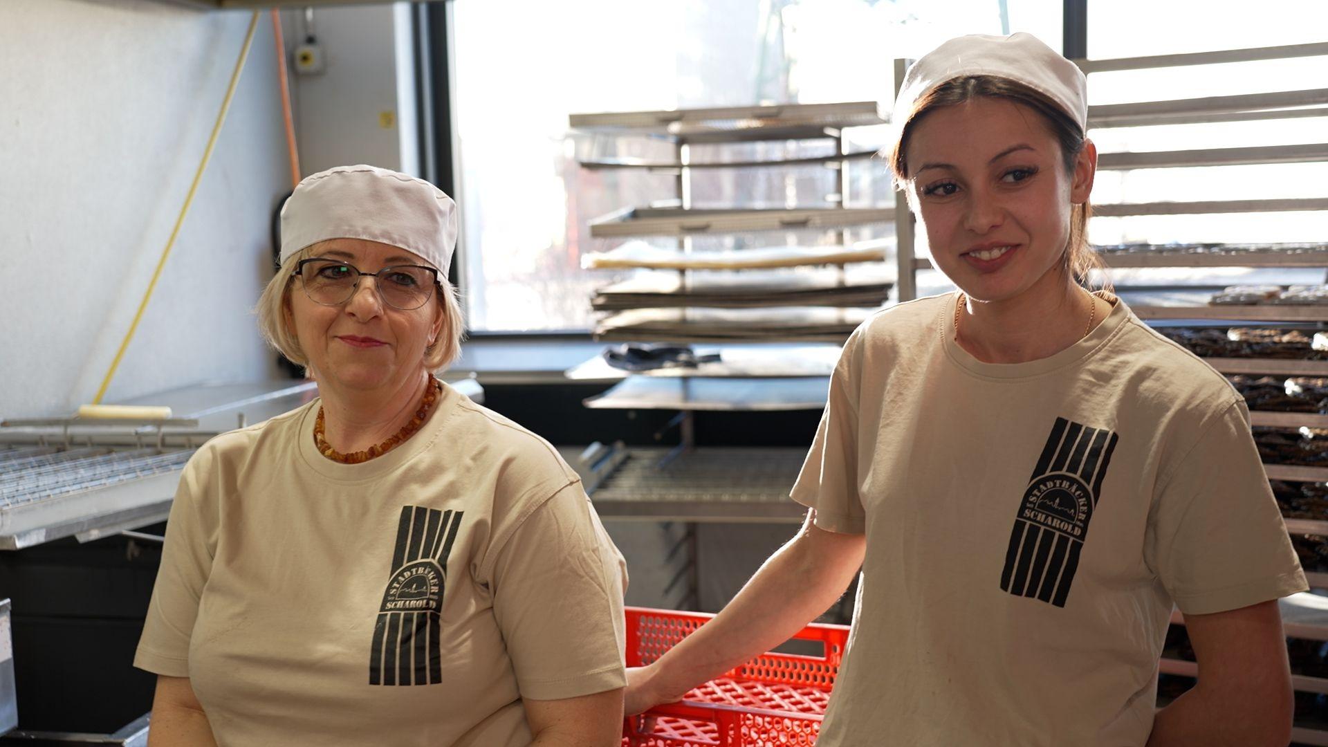 Die Russin Elena Sawin (links) hat der Ukrainerin Nadiia Fechchenko dabei geholfen, in Deutschland anzukommen.