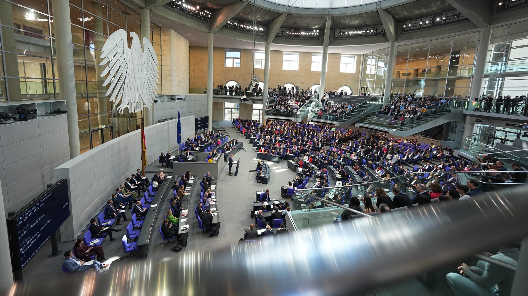 Bundestag stimmt für milliardenschweres Finanzpaket