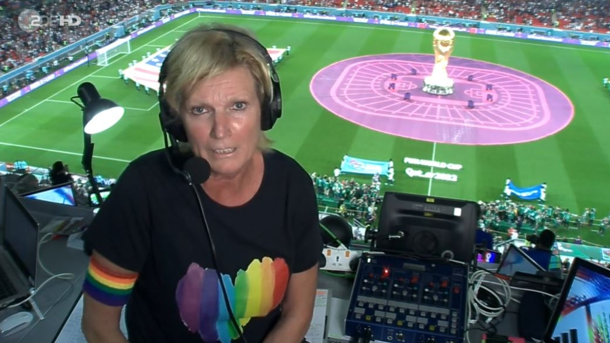 ZDF-Reporterin Neumann kommentiert mit Regenbogen-Shirt