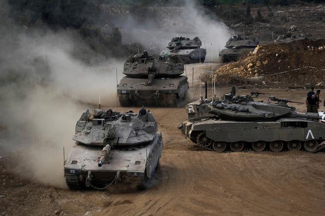 01.10.2024, Israel, Nordisrael: Panzer der israelischen Armee manövrieren in einem Bereitstellungsraum im Norden Israels nahe der israelisch-libanesischen Grenze. Foto: Baz Ratner/AP/dpa +++ dpa-Bildfunk +++ | Bild:dpa-Bildfunk/Baz Ratner