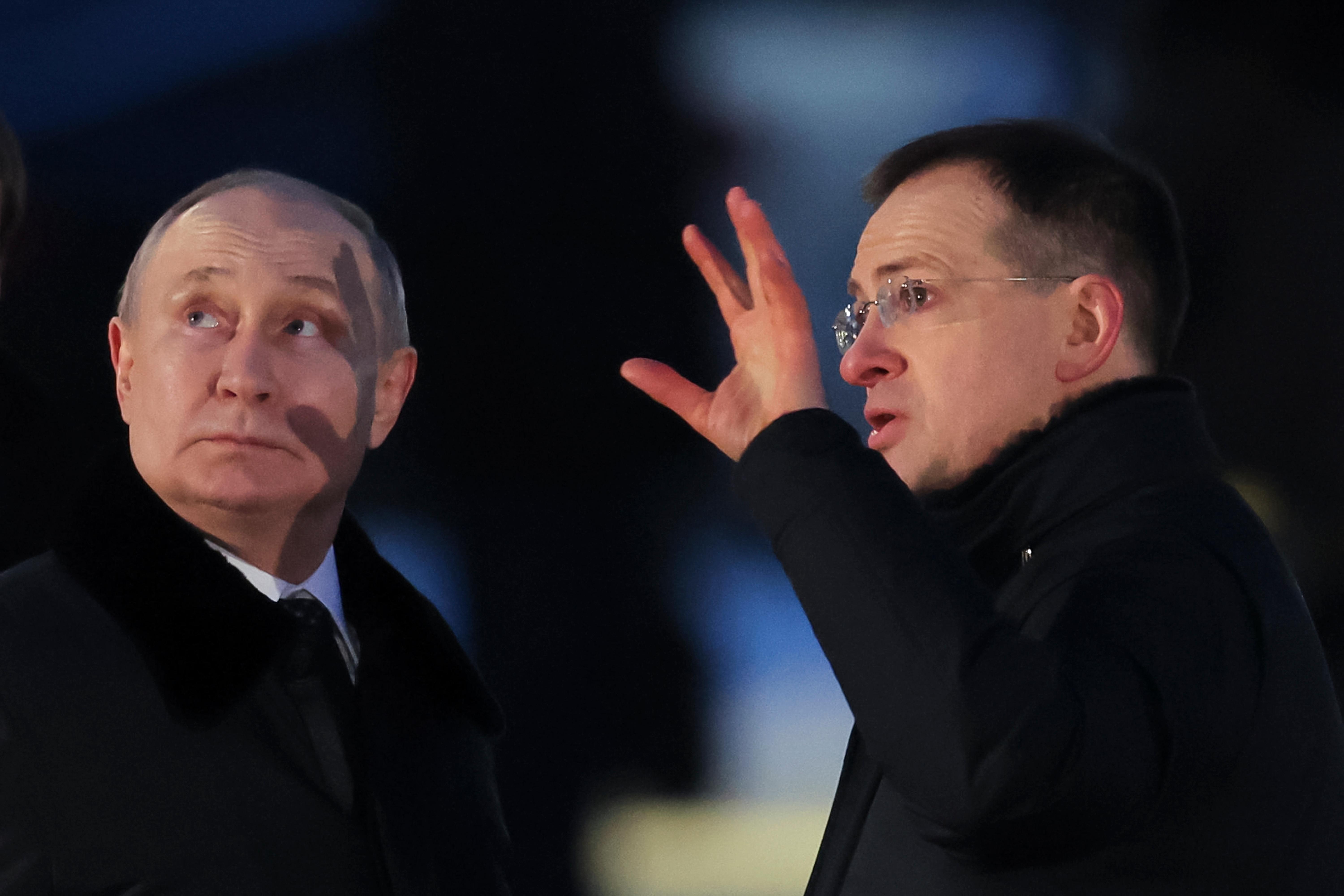 Die beiden Politiker vor dunklem Hintergrund